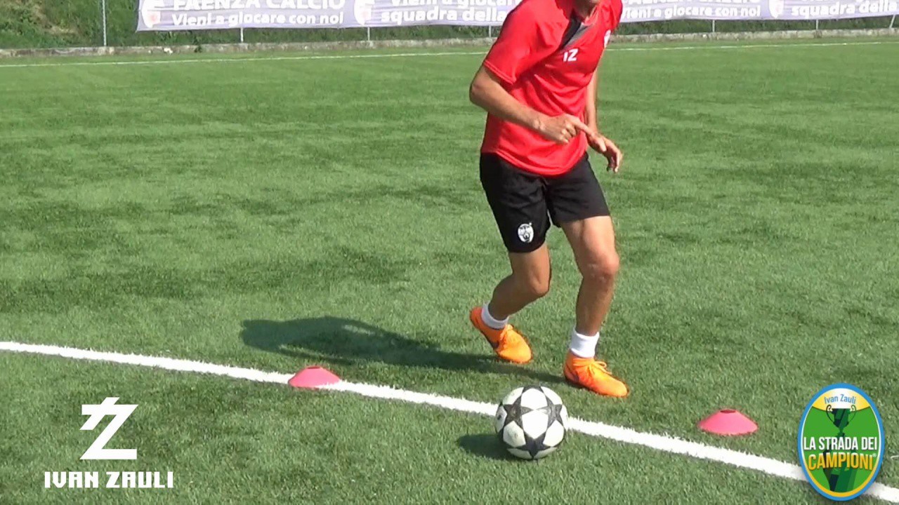 CHANGES OF DIRECTION: Changes of direction with ball protection: ball control, outside cut